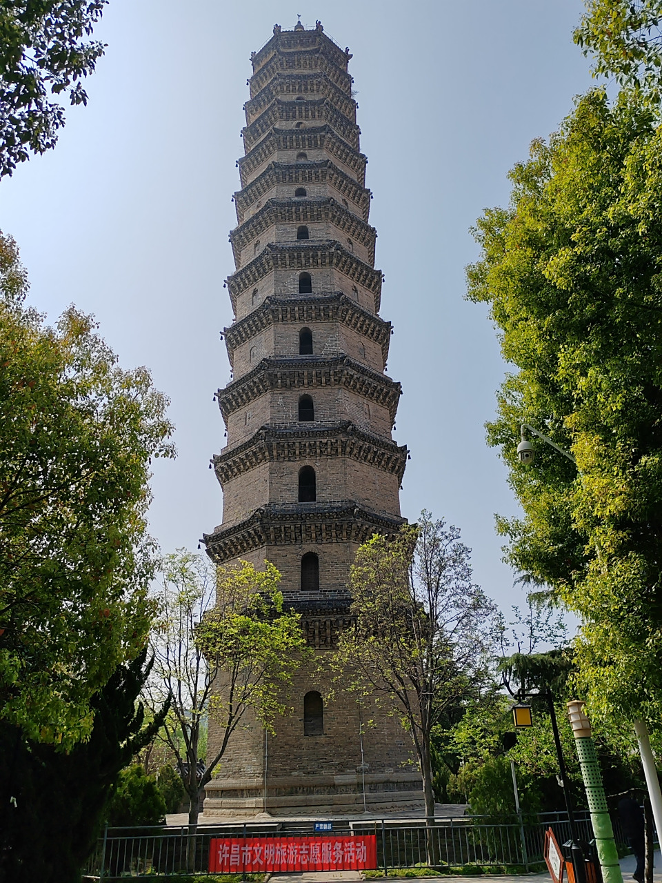 许昌市文峰塔,可以免费参观,周六日,景点四周有地摊经济,喜欢淘宝的