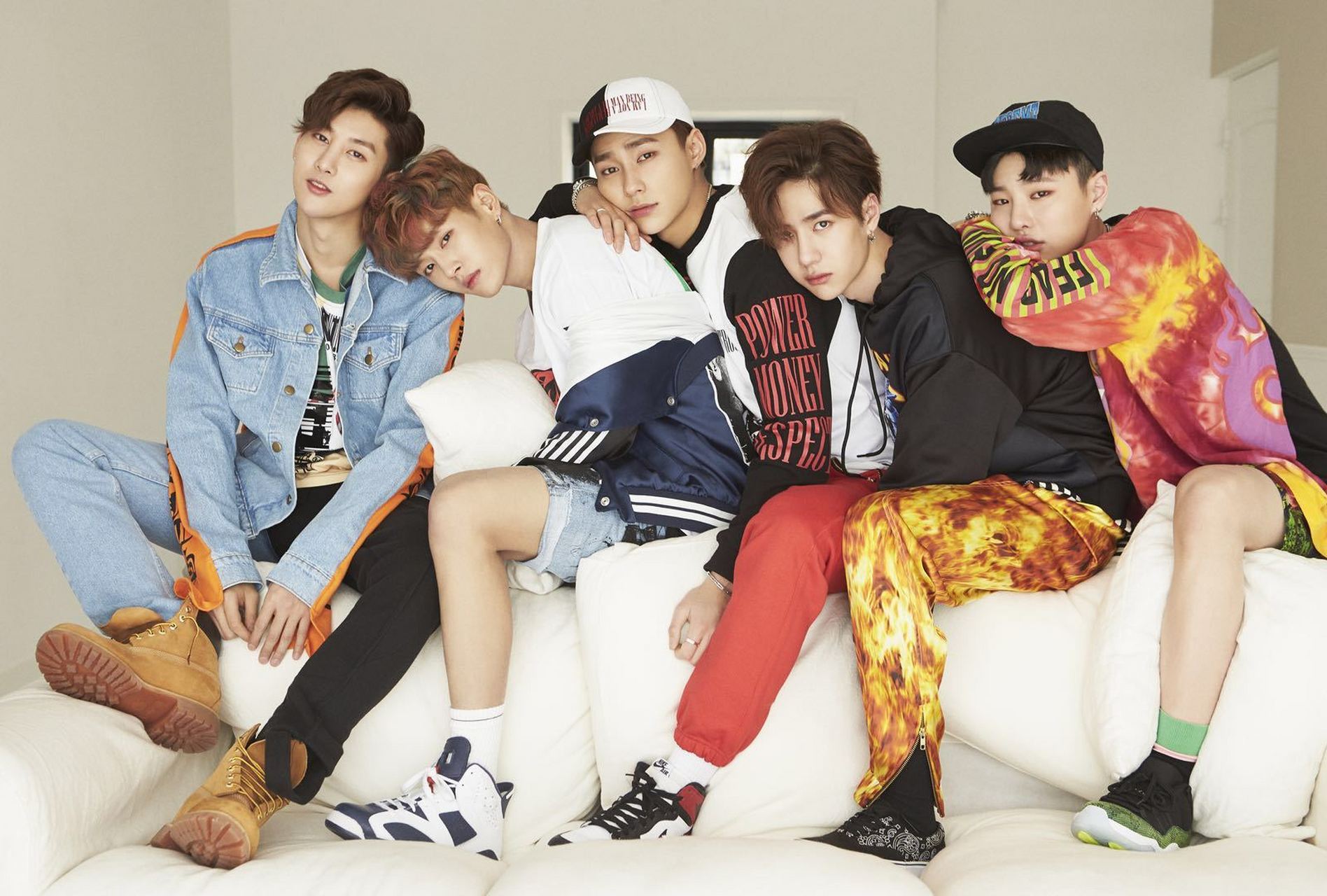 乐华年会上uniq合照,梦回了谁懂[流泪][流泪]对比几年前,大家真的都变