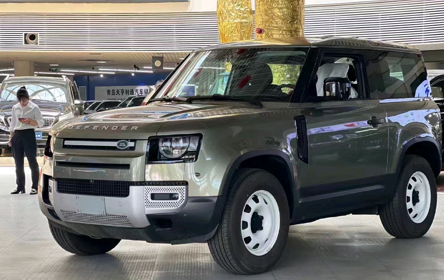 路虎卫士双门低配版实拍,铁轮毂质朴十足,2.0t引擎表现出色