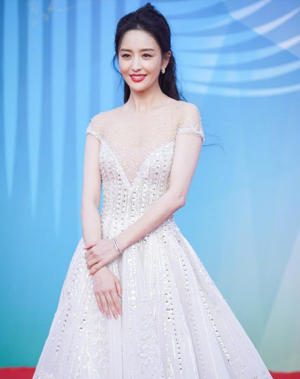 看端庄甜美的佟丽娅,穿着吊带的薄纱白礼服裙,完美无瑕,看她纤细高挑