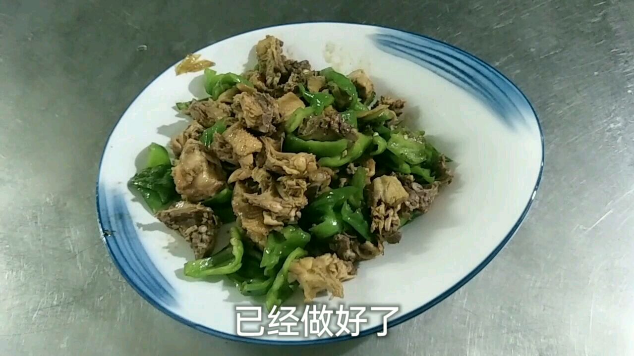 鸡架怎么做好吃,信阳老师傅教你一道尖椒炒鸡架,香气扑鼻适合饭