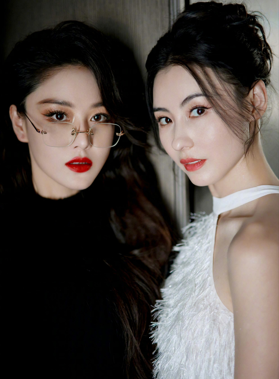 张馨予# 和#张柏芝# 演绎黑色与白色——性感与纯欲之美