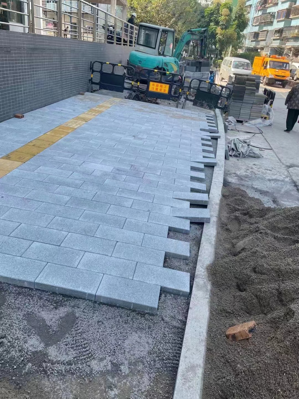 仿石pc砖生态地铺石铺装现场