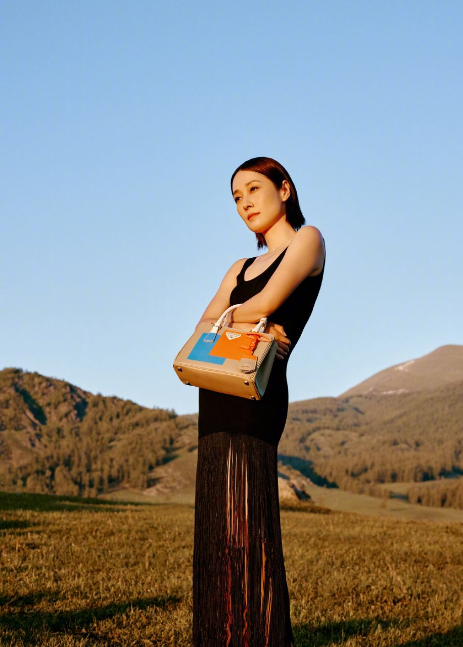 prada刚因为代言人热搜,马伊琍就背着prada包包宣传[捂脸]  prada这个