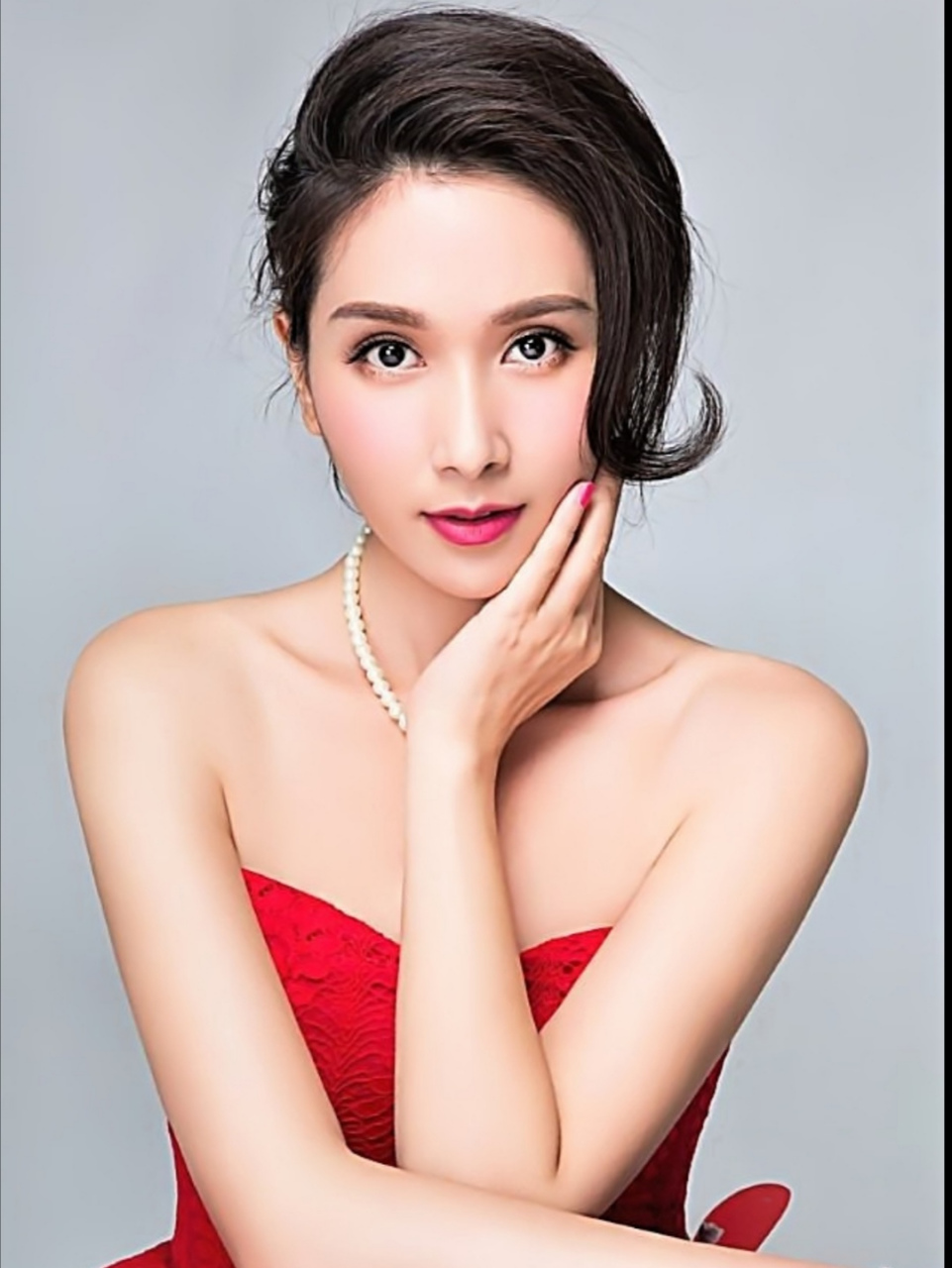 杨恭如出生于上海,毕业于加拿大约克大学,华语影视女演员.