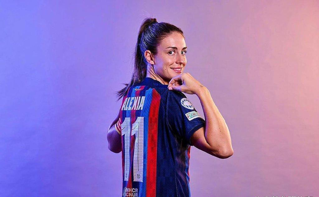 普特拉斯-巴萨女足队长,蝉联金球奖