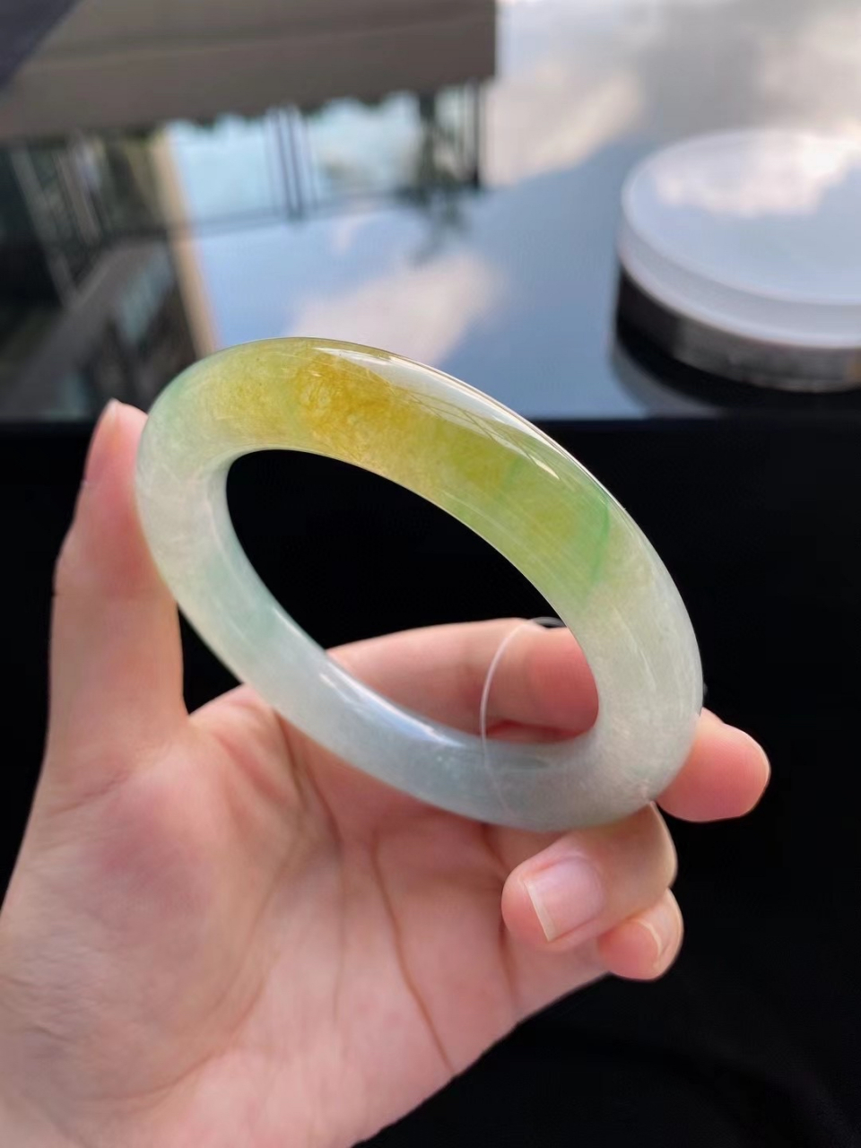 冰种黄加绿圆条手镯,玉质细腻透亮,条型圆润饱满,色彩明艳,不挑肤色