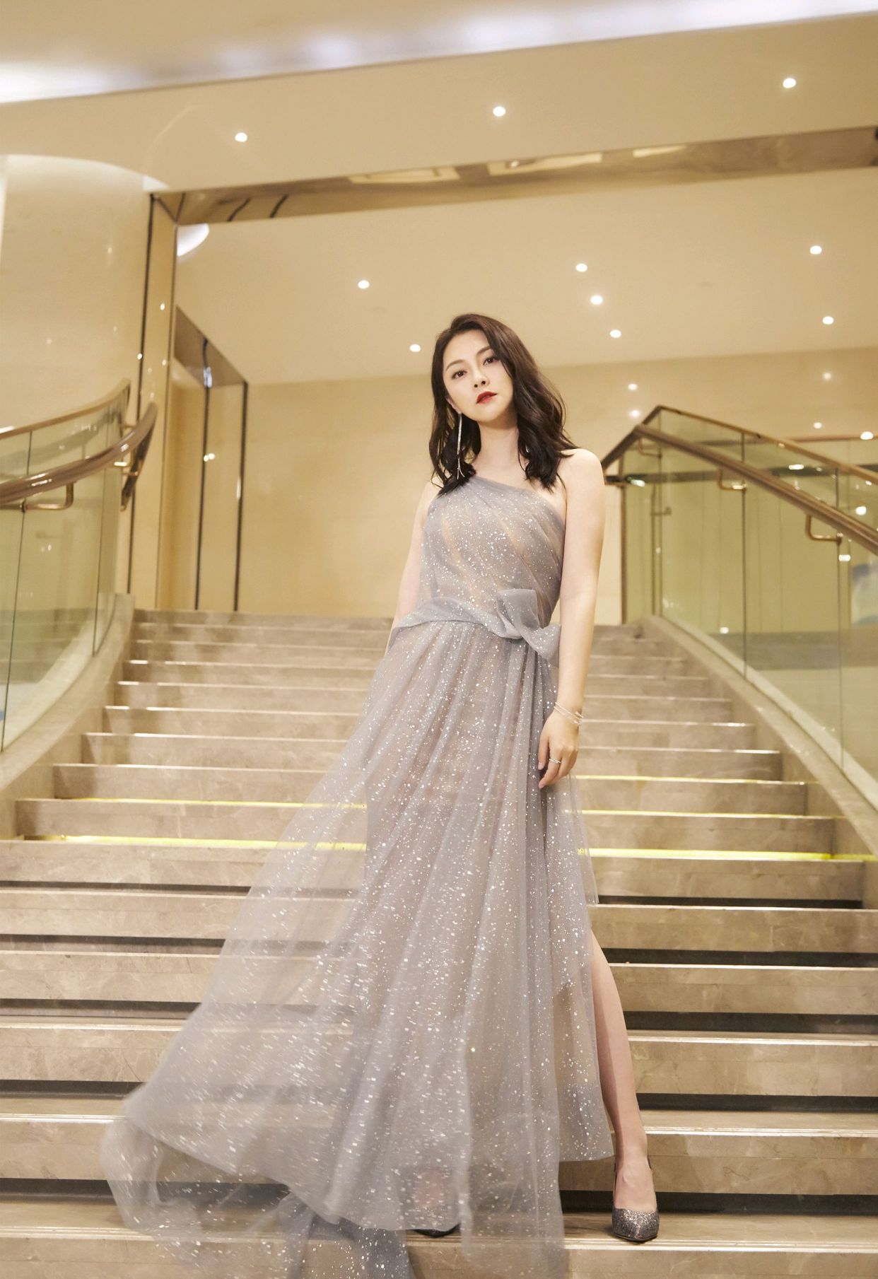 朱锐写真美图:美丽大方,魅力十足