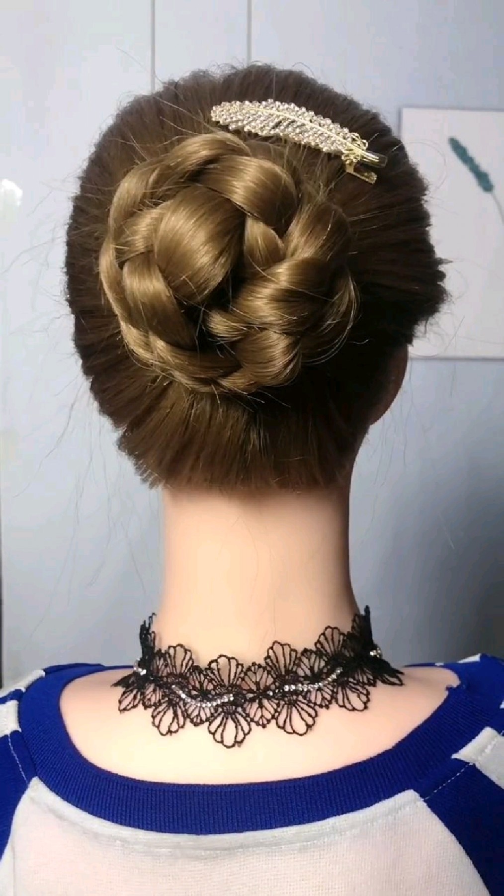 三根辫子扎成的高丸子头