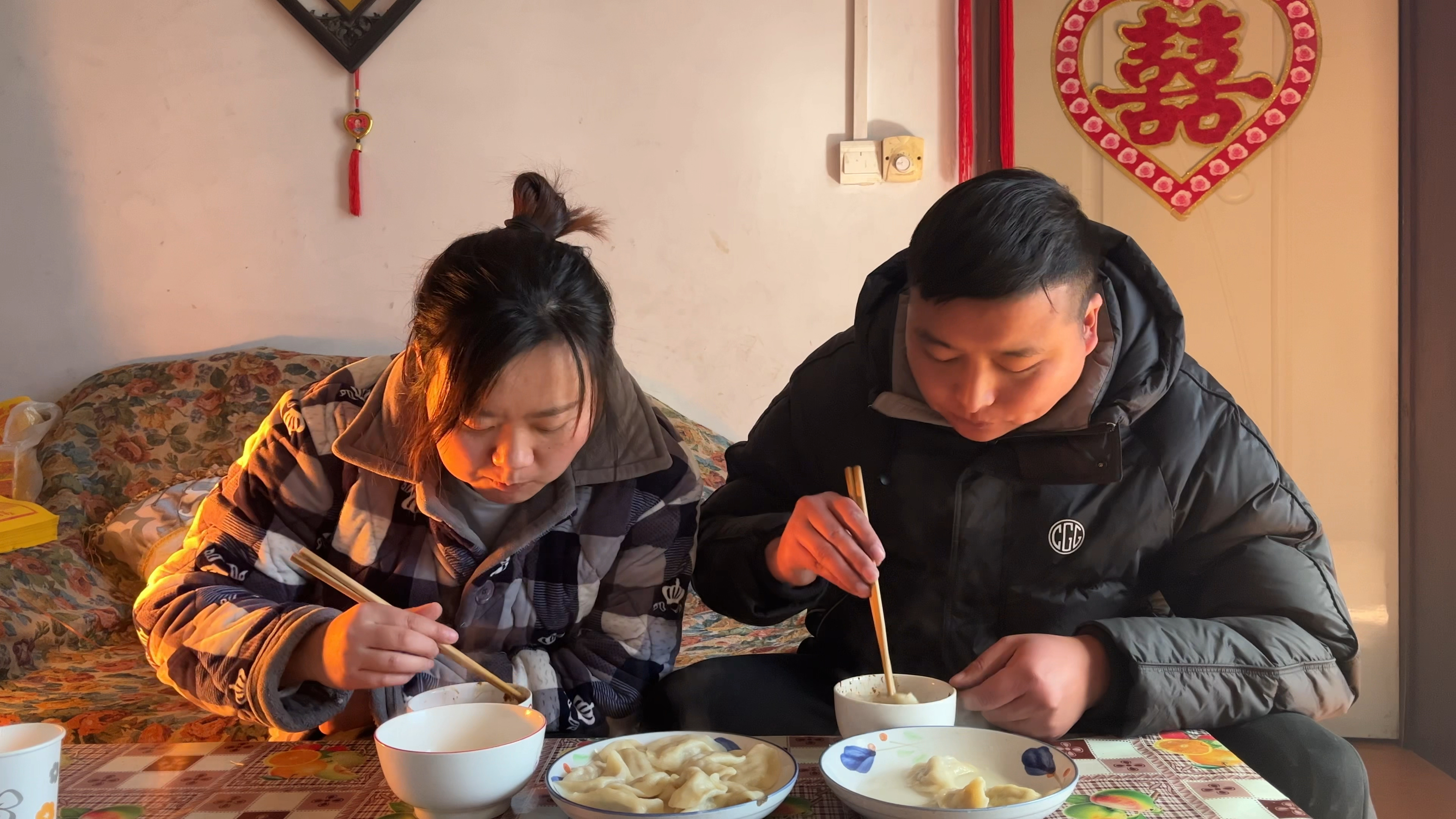 过年了包饺子吃,阿董一顿吃两盘还没有吃饱,瑞瑞还一脸嫌弃