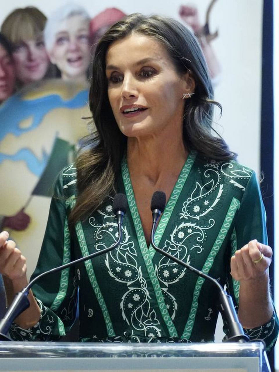 西班牙王后穿墨绿色长裙亮相,眼窝越来越深,她真的不能再去医美了!