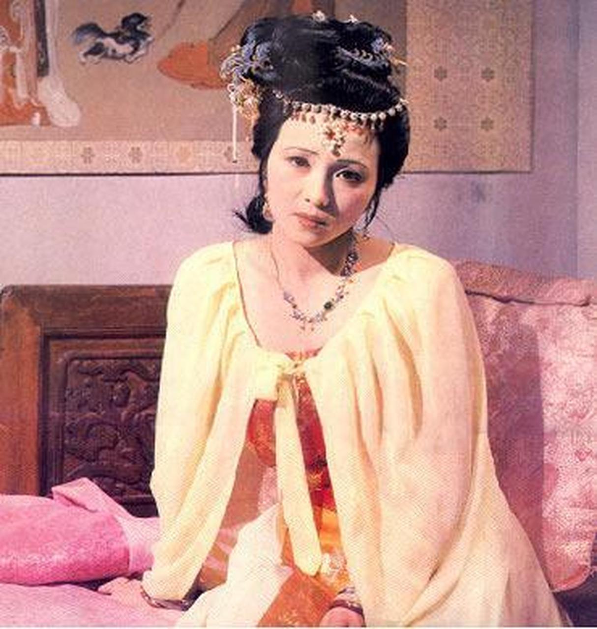 贾蓉之妻,秦邦业的养女.她还有个无血缘关系的弟弟秦钟.