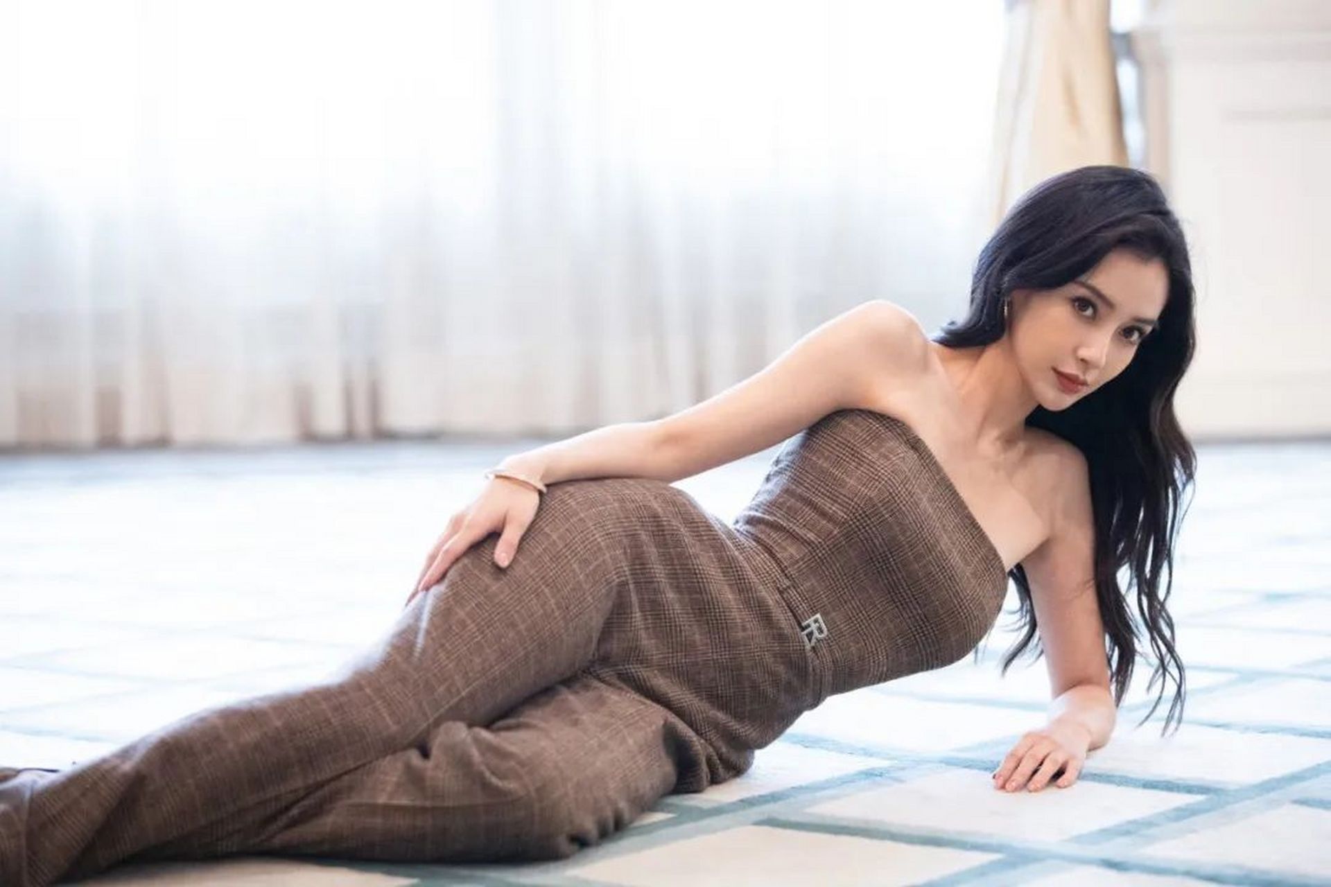 angelababy身着英伦风格纹抹胸裤, 复古风格,干练贵气, 把她玲珑有致