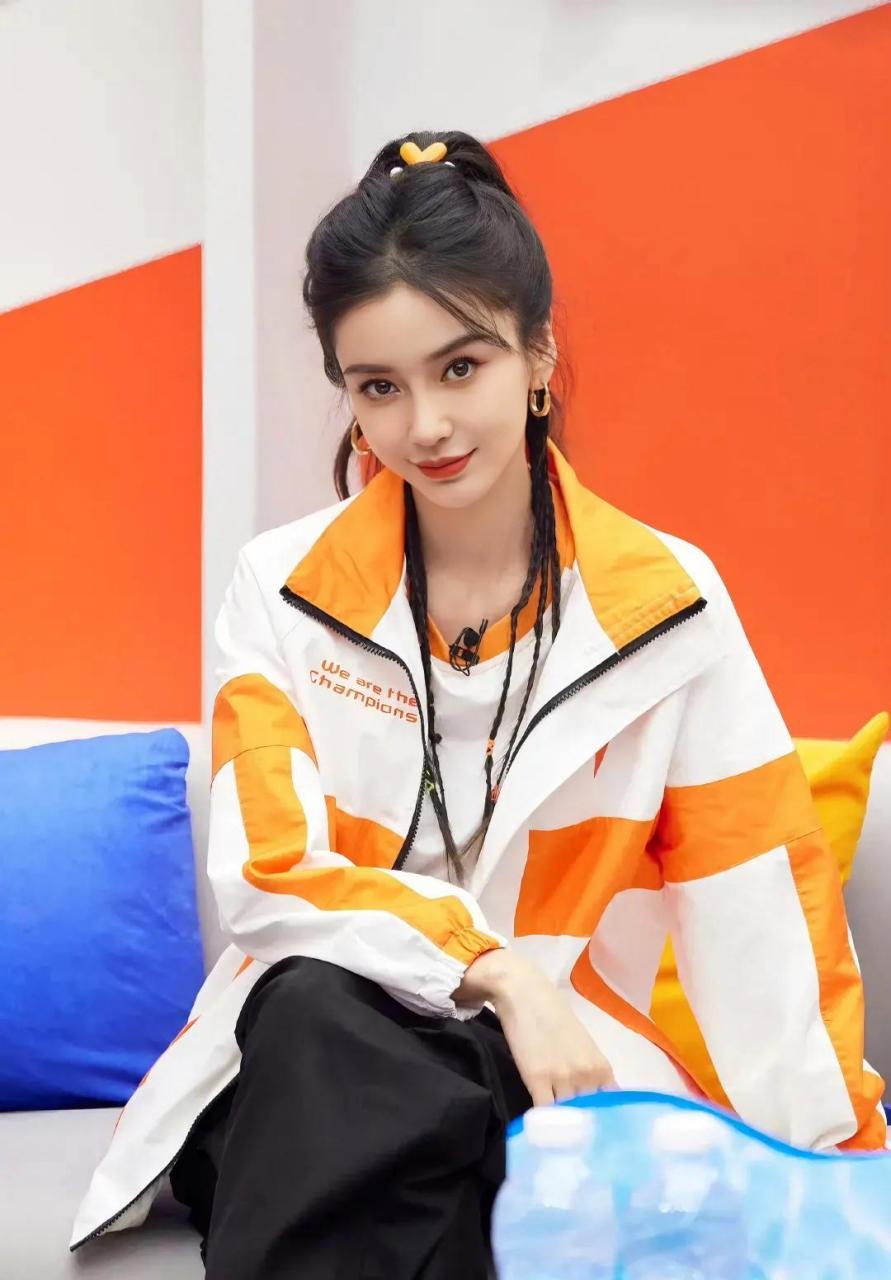 杨颖身穿橙白双色运动套装现身某活动,编发高马尾.