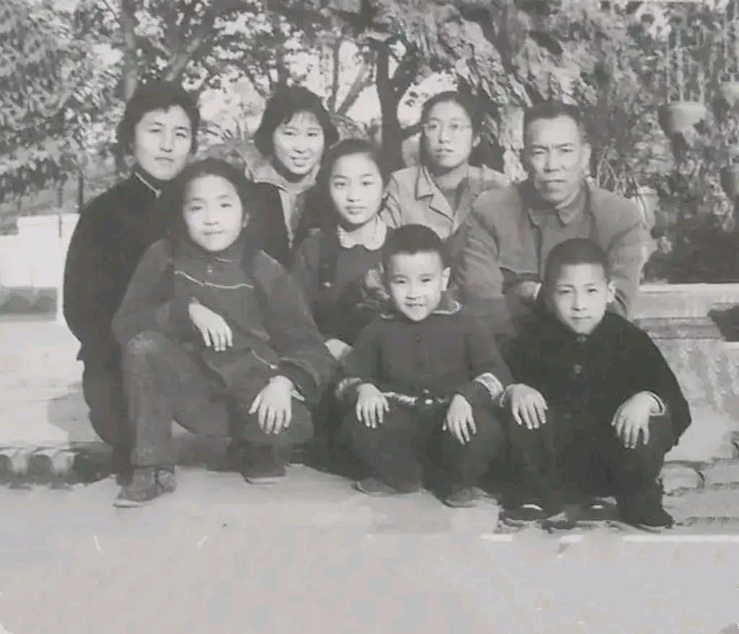 1963年,时任广州军区副司令员梁兴初将军与夫人任桂兰同子女们在广州