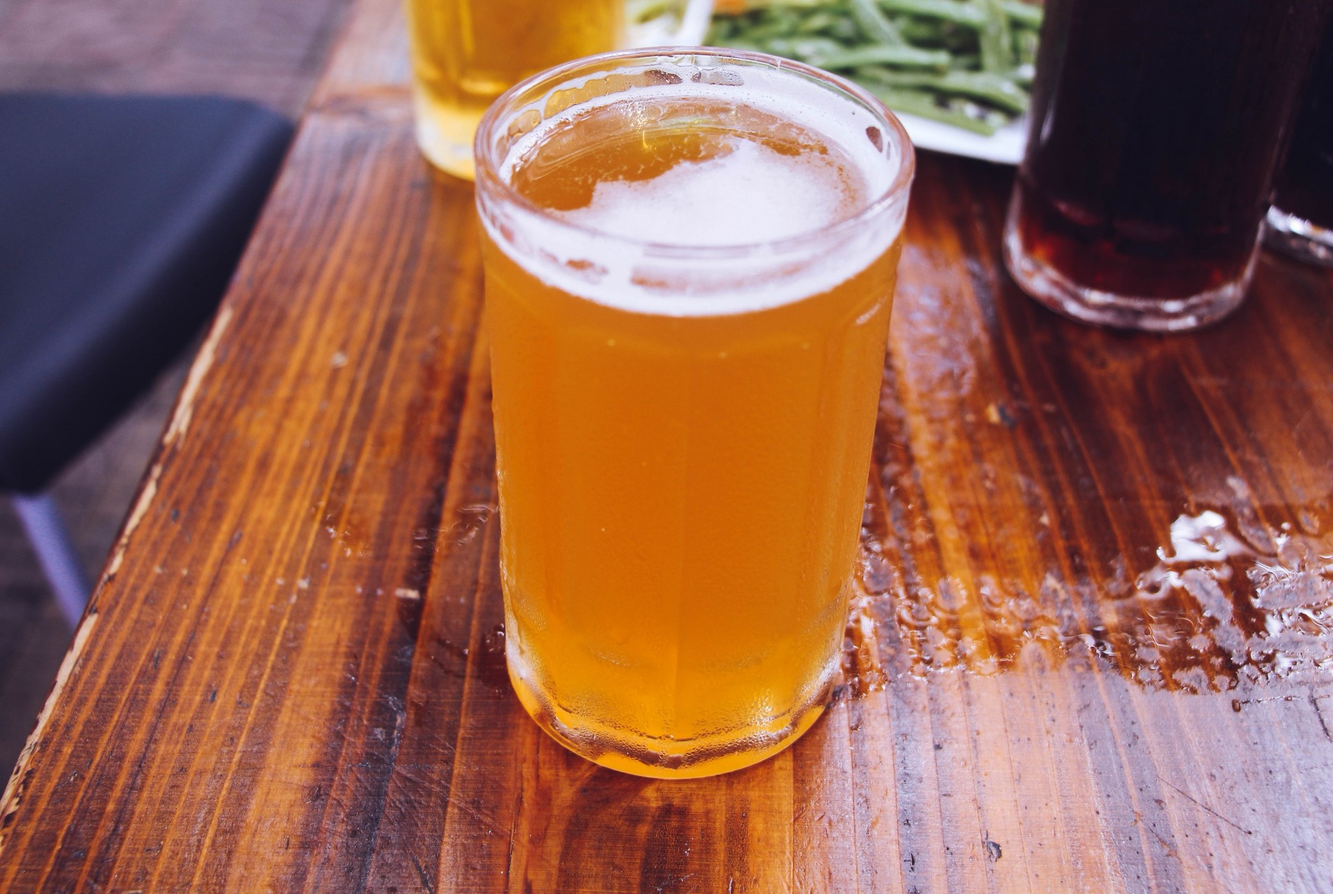 某啤酒公司的员工在原料仓小便?真的吗?