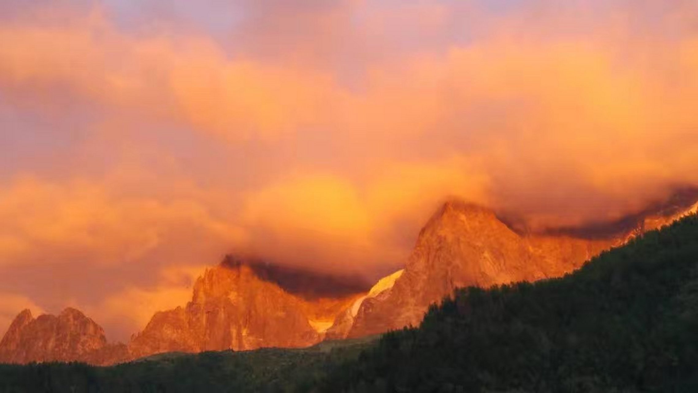 阿尔卑斯山的勃郎峰上,在晚霞的映照下红红火火,变幻莫测!