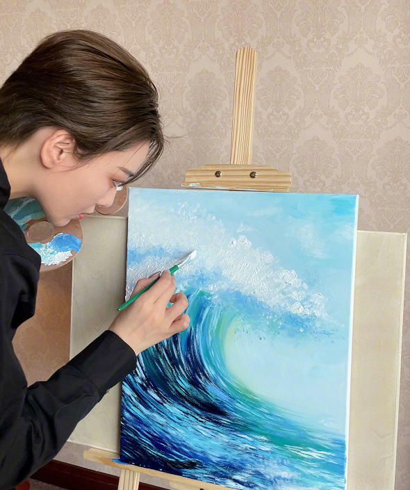 张馨予加盟浪姐2,还手绘了一幅"乘风破浪"的画送给节目组