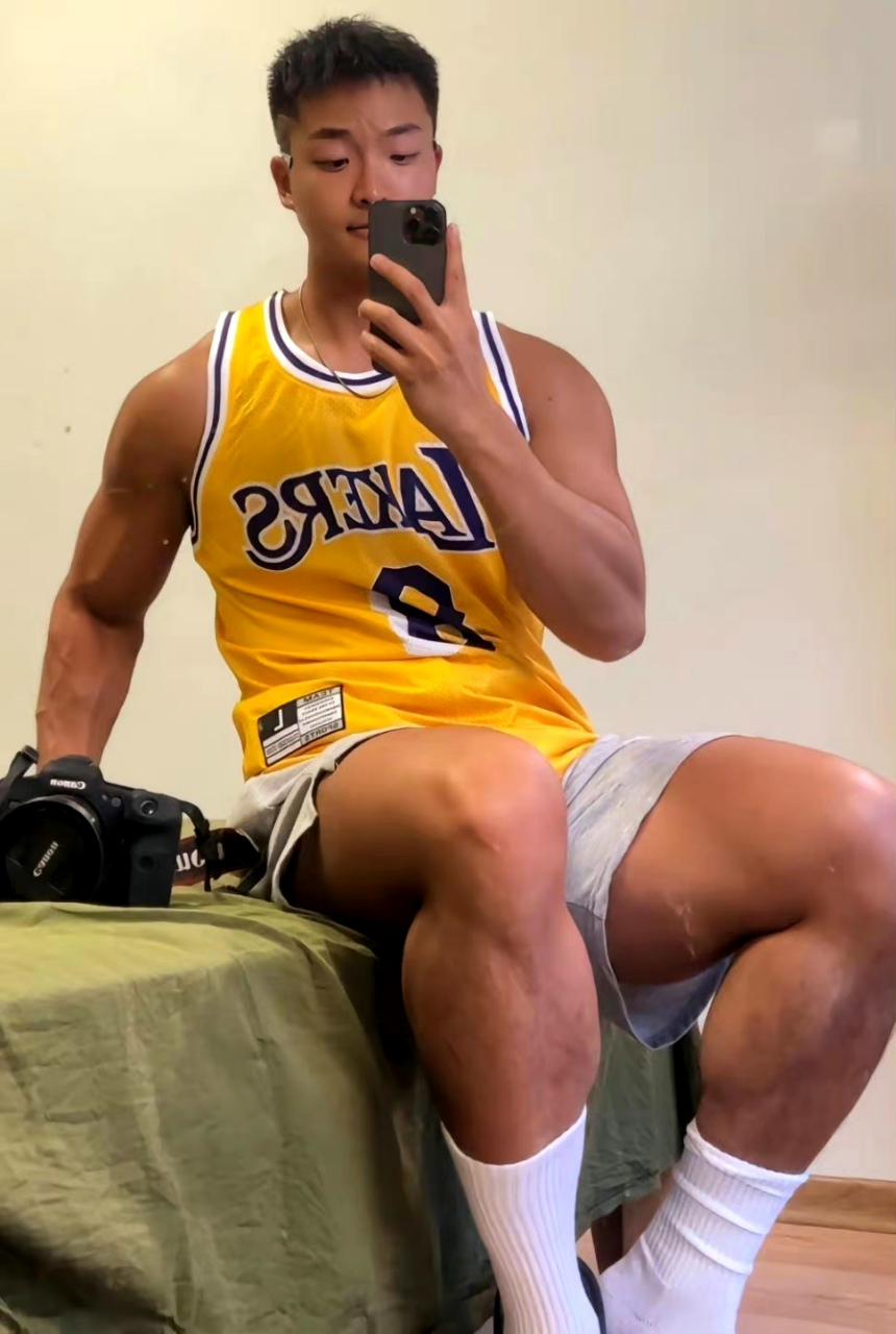 黑皮篮球体育生,结实粗壮力量感十足