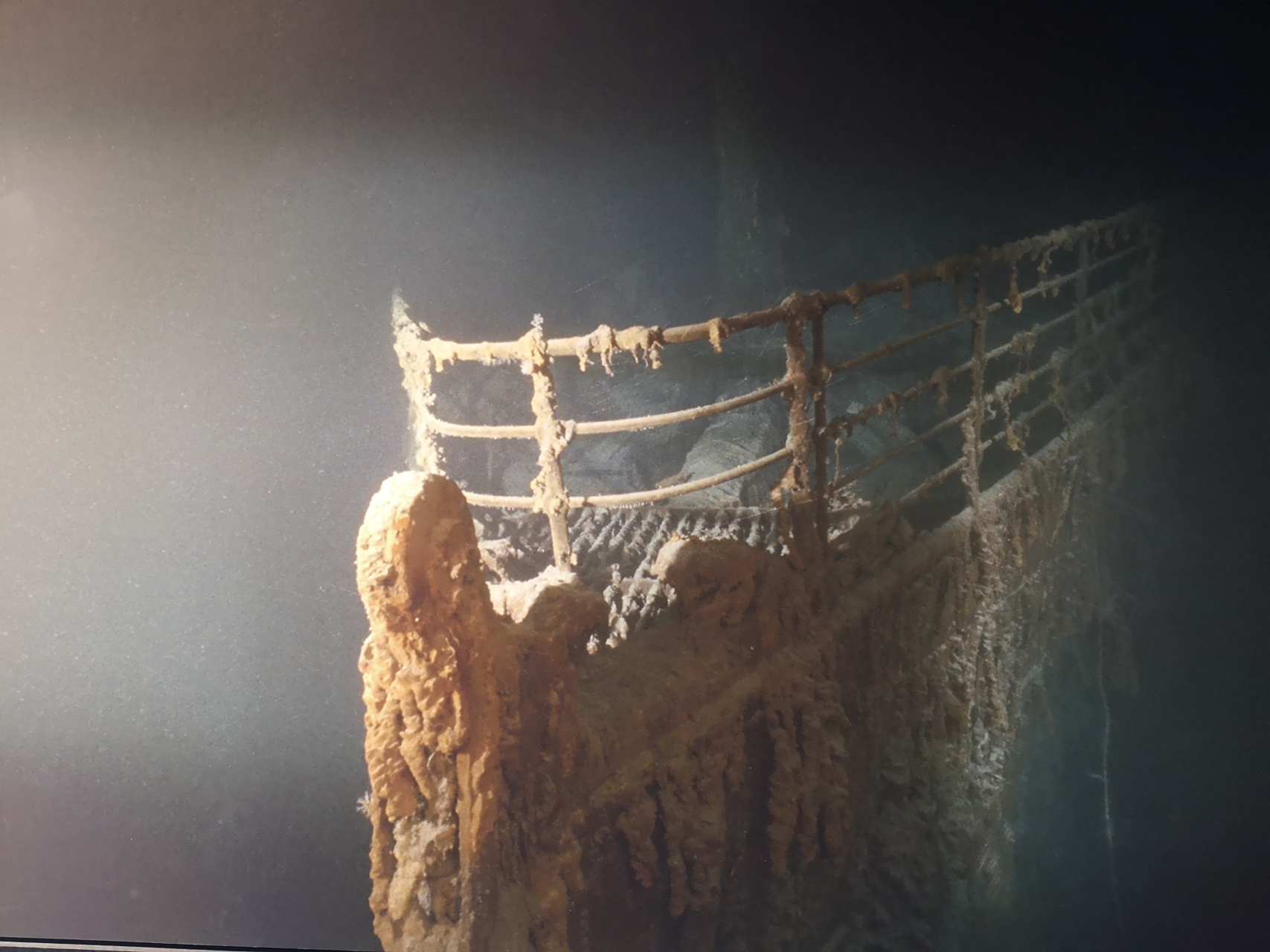 目前,仍未完全解开泰坦尼克号沉没原因及过程的谜团.