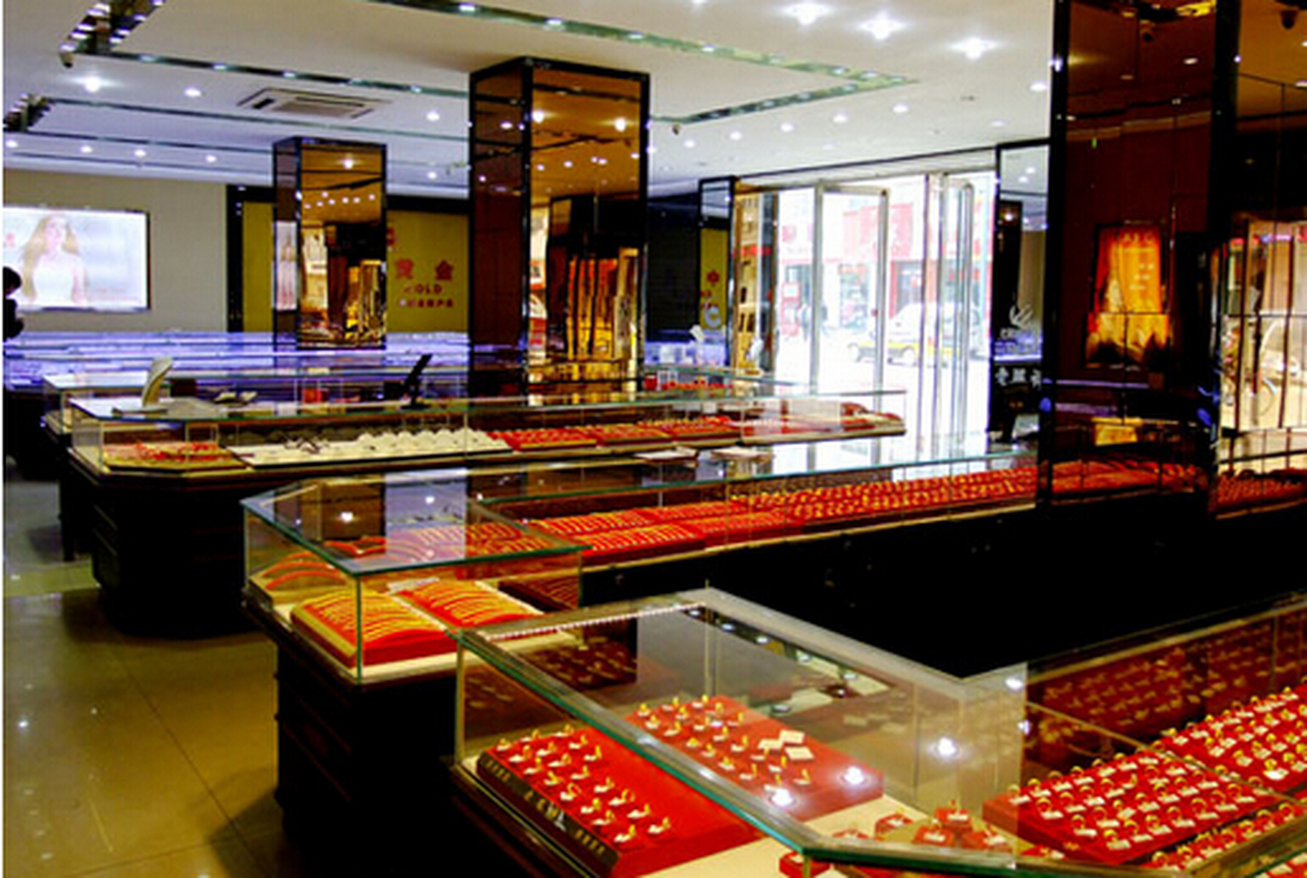 奇怪了,满街都是黄金店,还不断有新店开业,现在黄金这么多的吗?