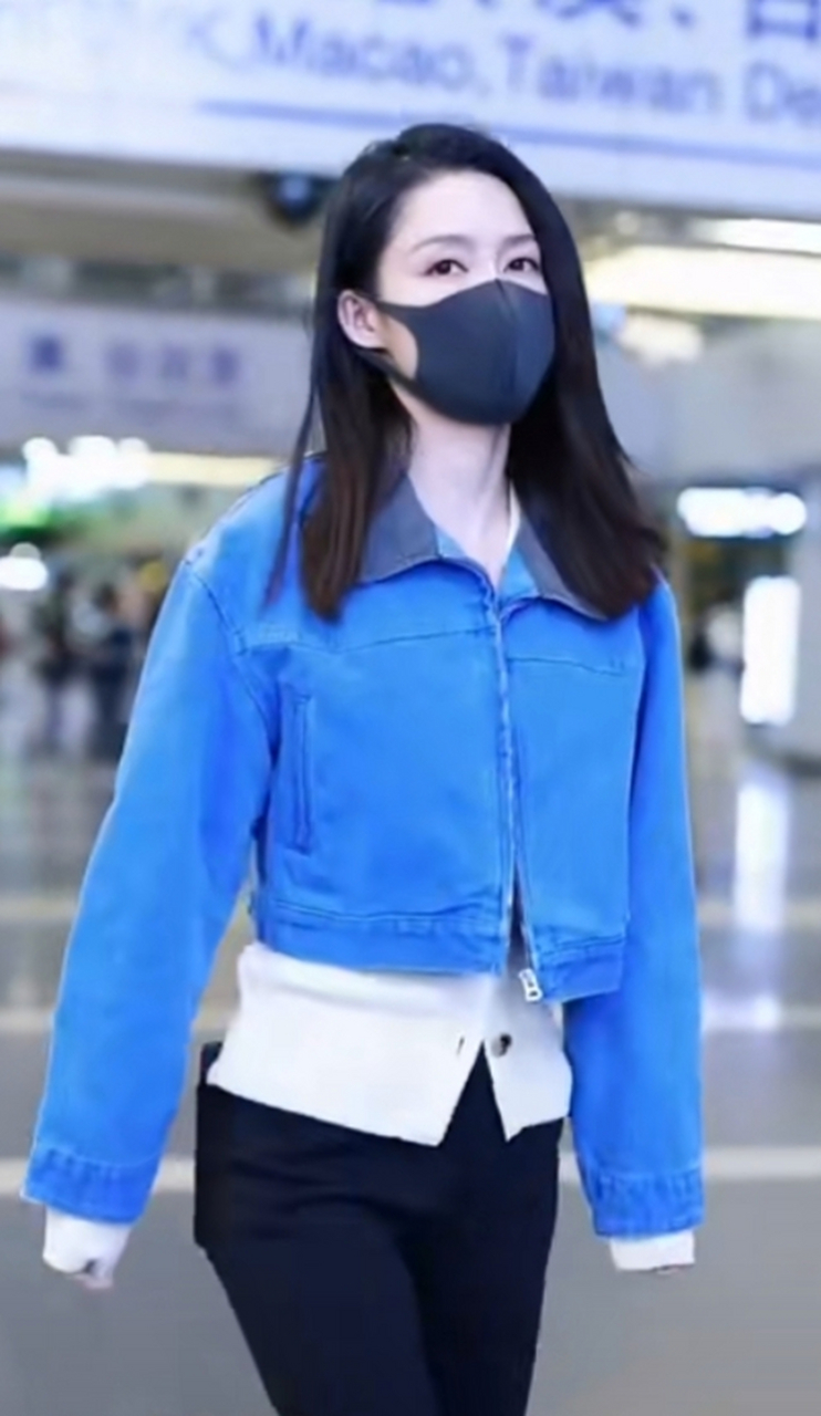 李沁身穿短款蓝色牛仔外套,真的好清新,青春时尚有活力