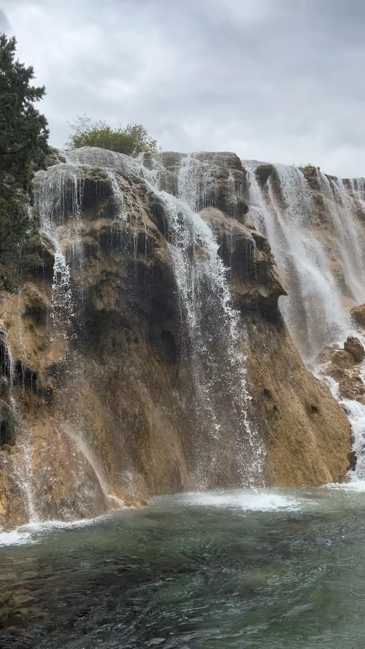 峨眉山瀑布景色