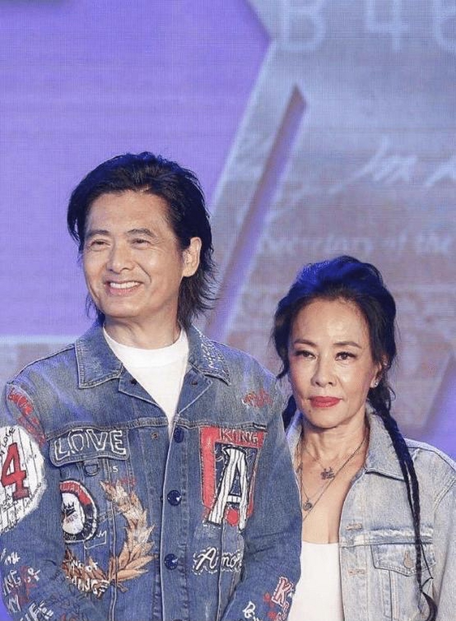 周润发老婆穿牛仔服配麻花辫,打扮的很嫩,脸很沧桑一看就是老年人