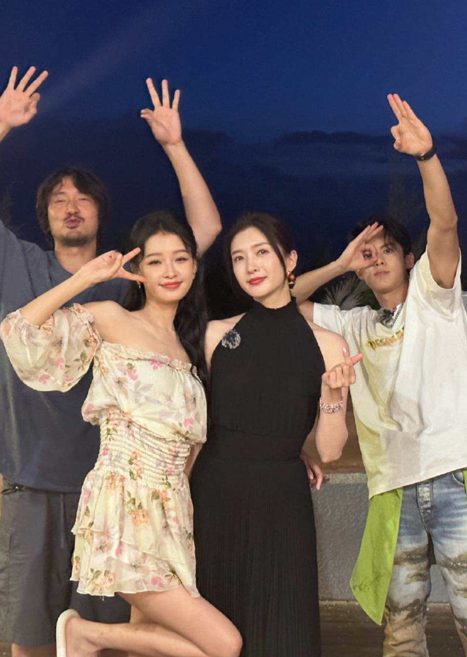 孙怡晒《桃花坞》合影,王鹤棣个子太高站在后排搞怪,他一直对着镜头比