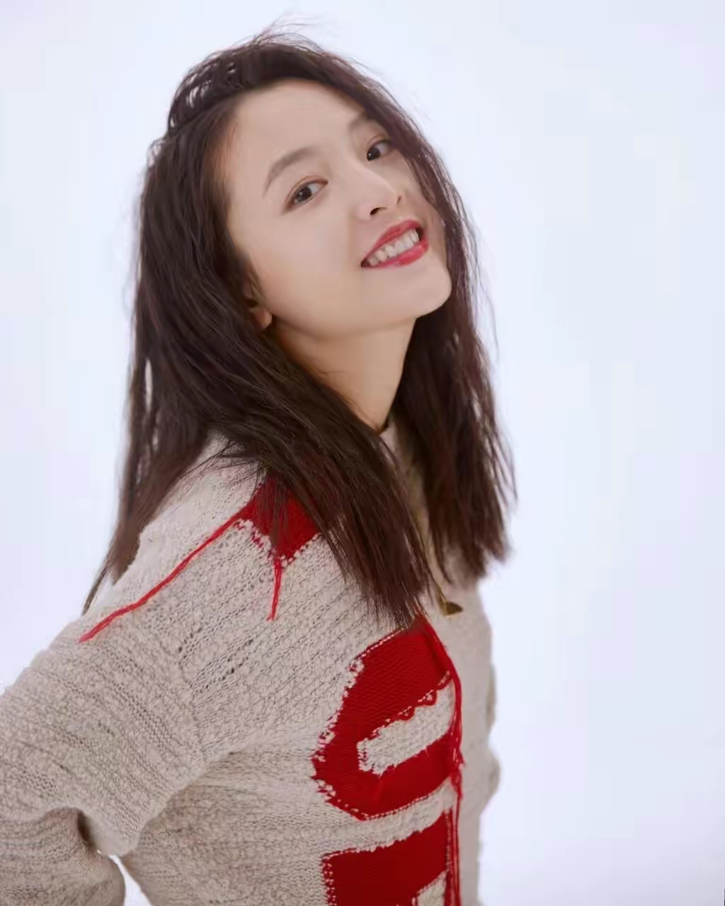 吴倩生图火了,卷发造型凸显柔美韵味,发际线变高,发量变稀薄  吴倩