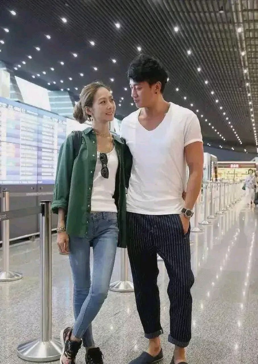 大明星何润东的妻子曾经是一名柜台销售员,但这气质并不逊色于娱乐圈