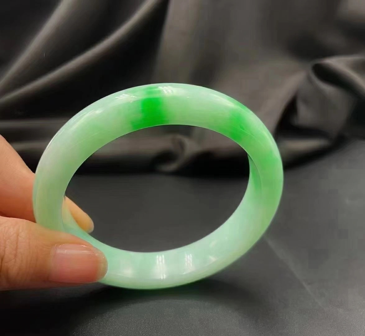 糯冰嫩绿翡翠手镯