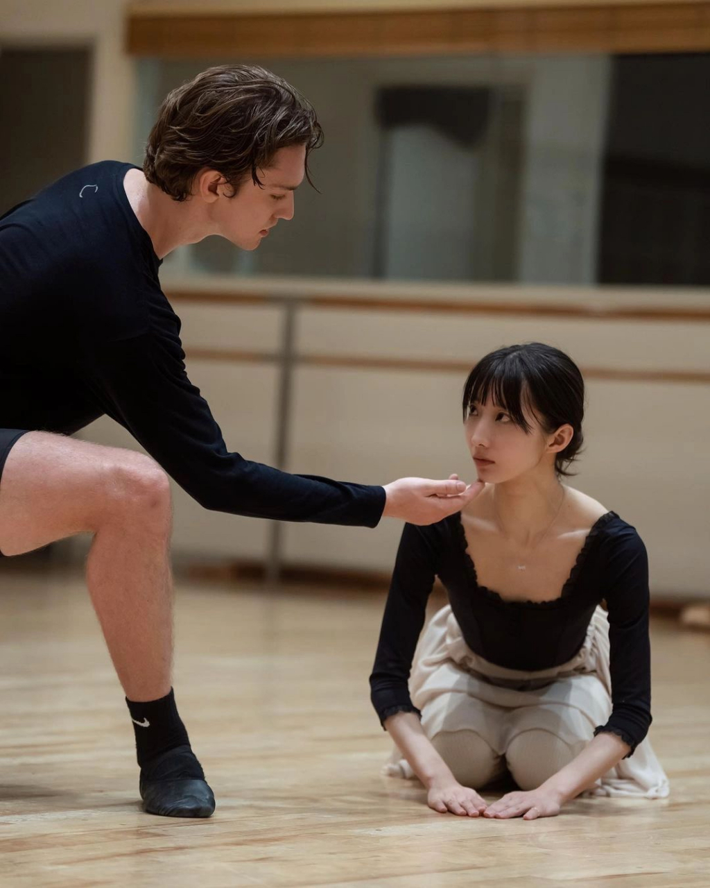 芭蕾舞太秀了,而这个男的袜子又太抢眼了.