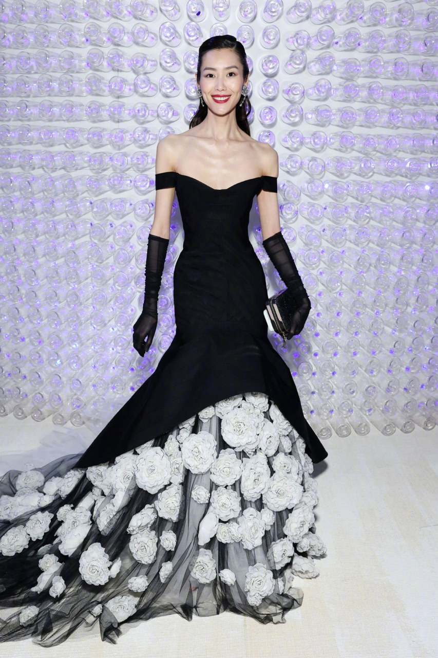 刘雯今年穿着tory burch定制礼服,与设计师一同登场,薄纱层层交叠,拽
