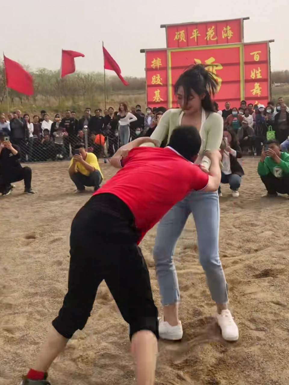 男女摔跤比赛,男的开心,女的开心,观众开心,刷视频的也开心,唯独女的