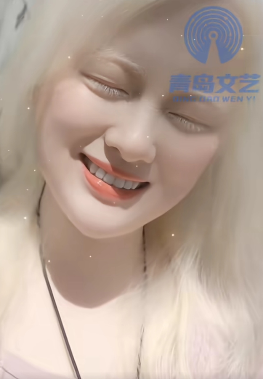 白化病女孩晒出美照微笑,"我觉得我自己笑起来很好看,他们说我笑起来