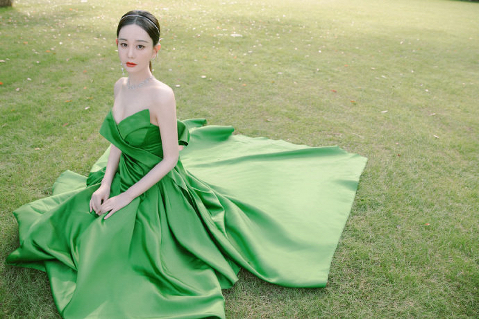 海陆身穿一袭深v绿色礼服,显得身材高挑皮肤白皙,年轻漂亮性感十足