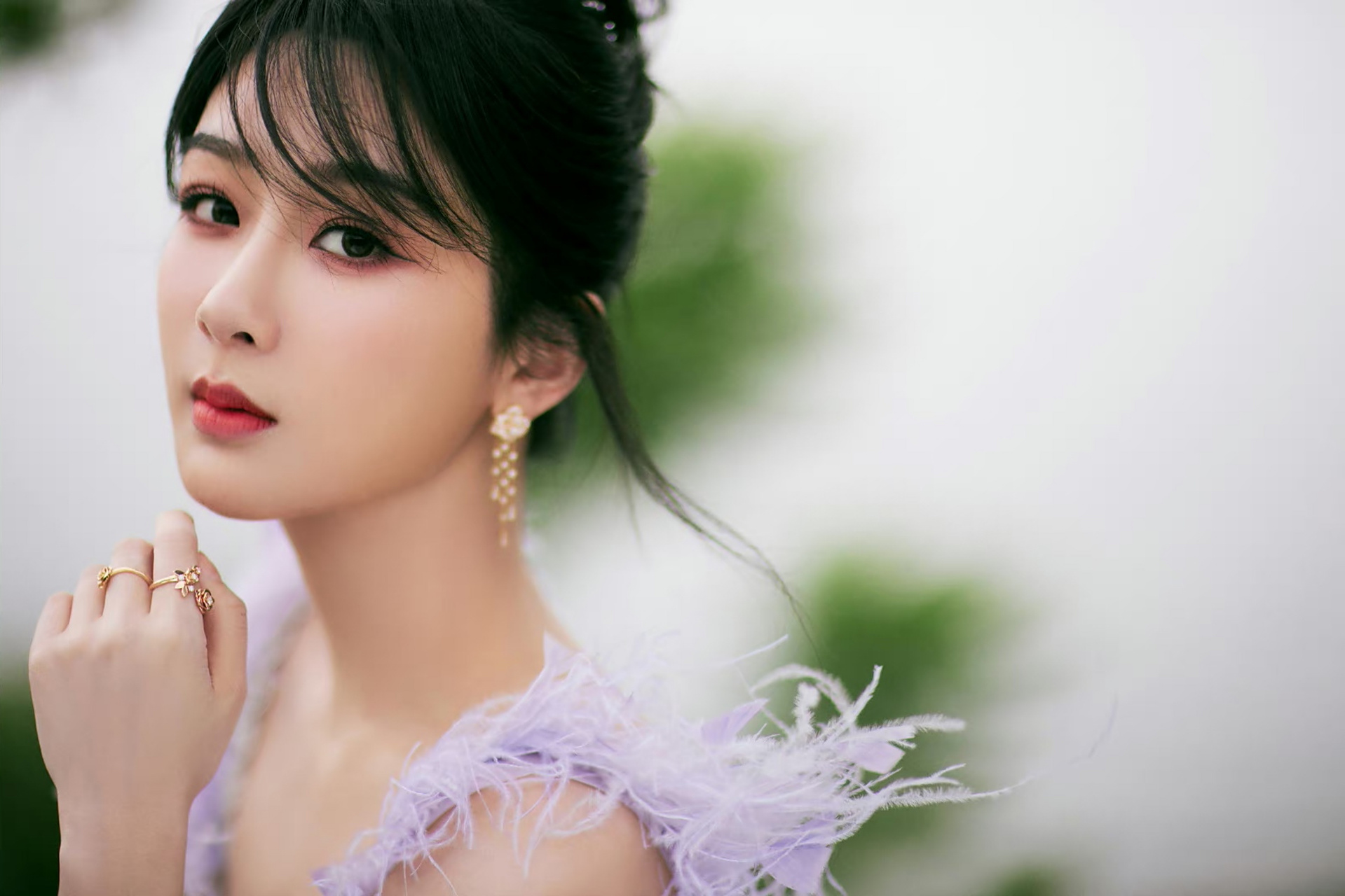 杨紫# 一袭橘黄色缀花抹胸礼裙,清纯唯美的容颜,白皙细嫩的肩颈线