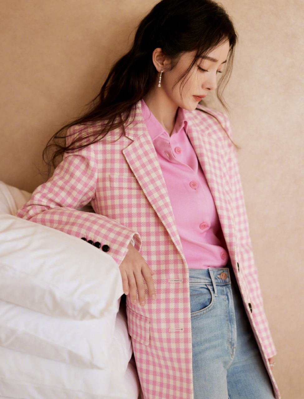 杨幂# 一袭粉色格子西装配牛仔裤,脚蹬白色高跟鞋,雪肤玉貌的容颜