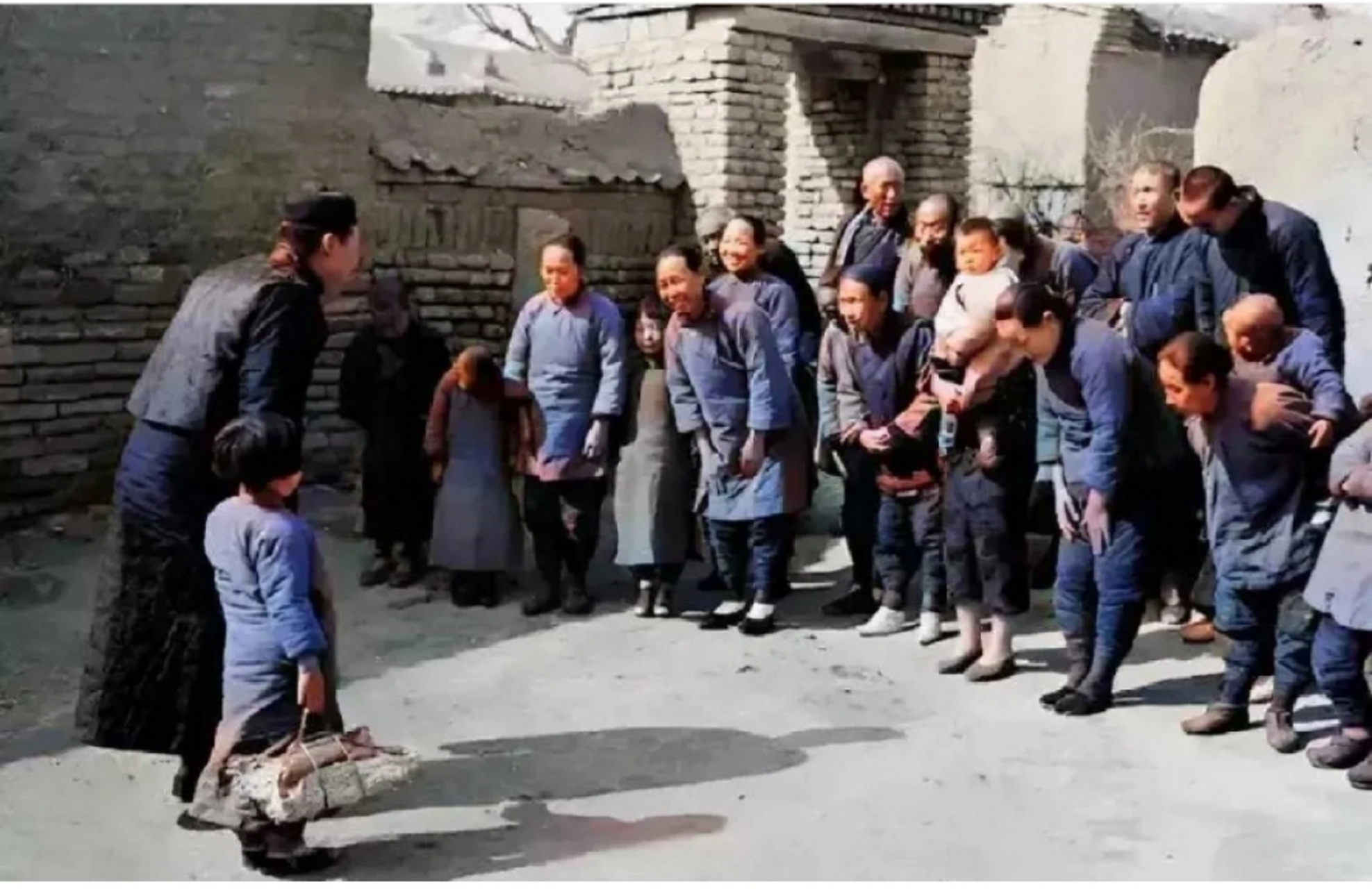 1926年,大户人家给佃户和长工拜年,地主老爷领着孩子,弯腰敬礼很是