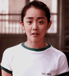 文根英人间真实,脸颊凹陷,肉皮松弛,法令纹明显,童年甜美可爱