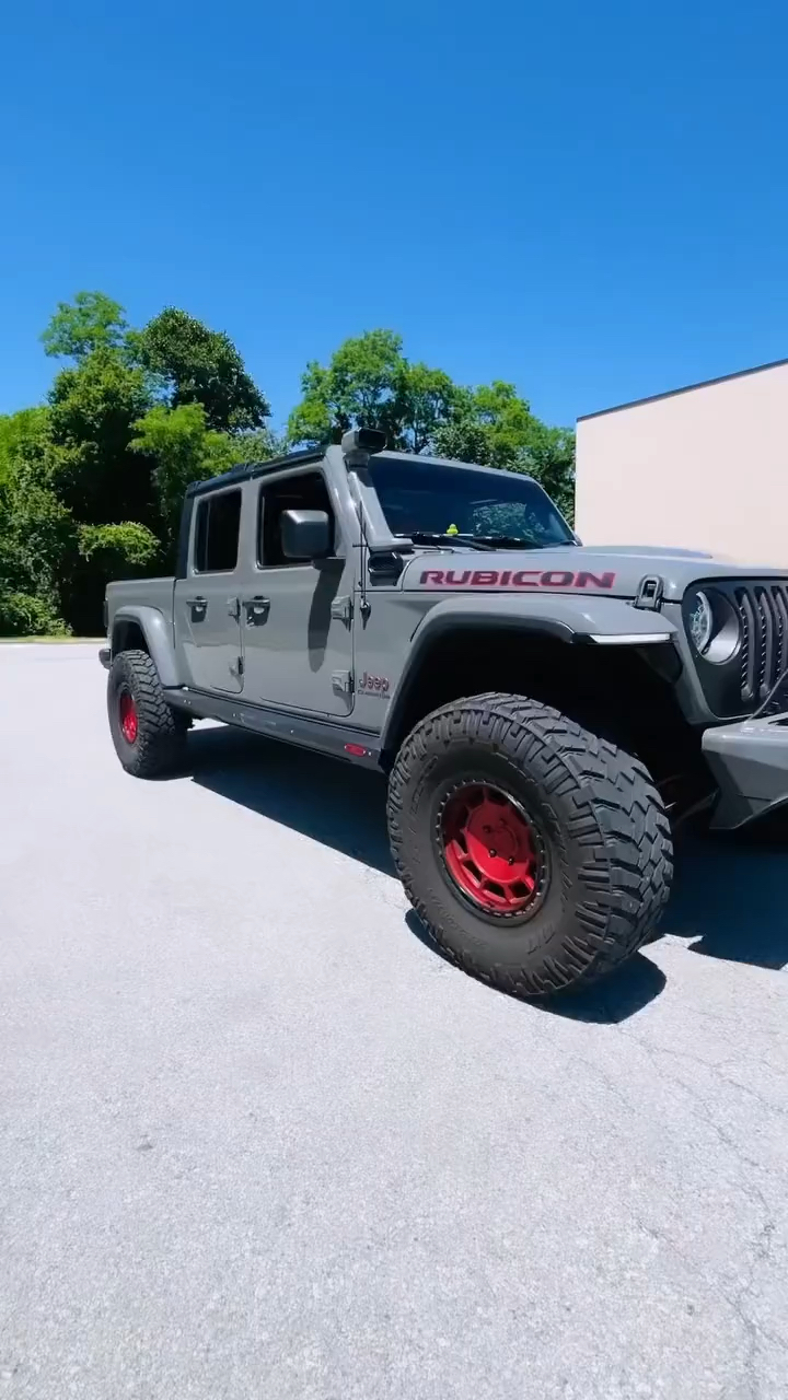 硬派越野车角斗士皮卡