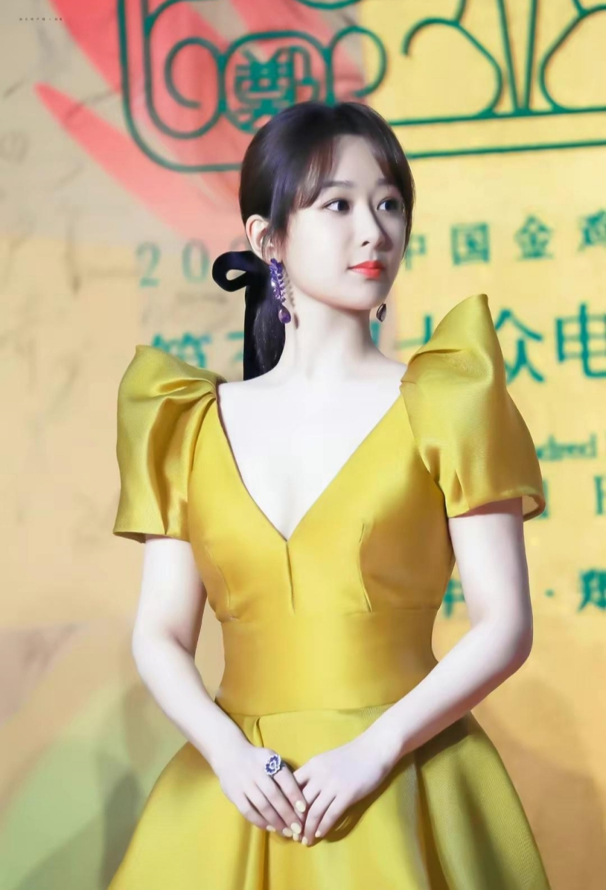 杨紫这身黄色深v礼服裙造型,好美,尽显好身材,肌肤白皙,优雅性感又不