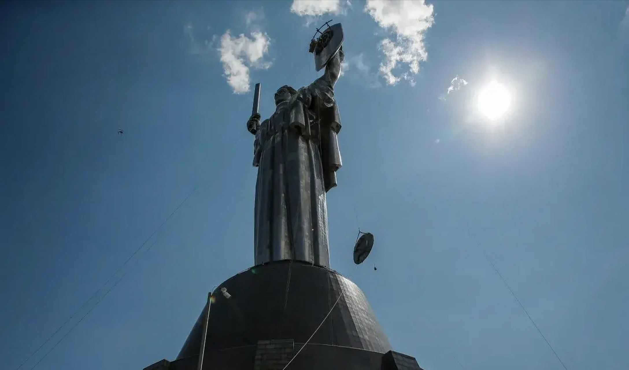 苏联国徽被从祖国母亲雕像上完全切除了.