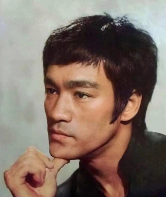 李小龙逝世50周年,田朴珺在公墓喧哗,戴墨镜祭奠,引发网友不满