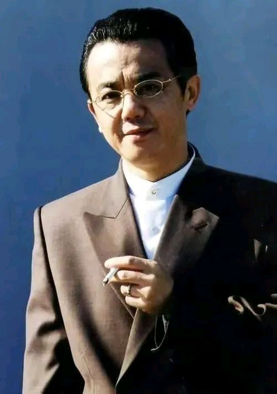 一直到现在我都不明白,吴德荣三十多岁,开奔驰,有豪宅,有自己的事业!