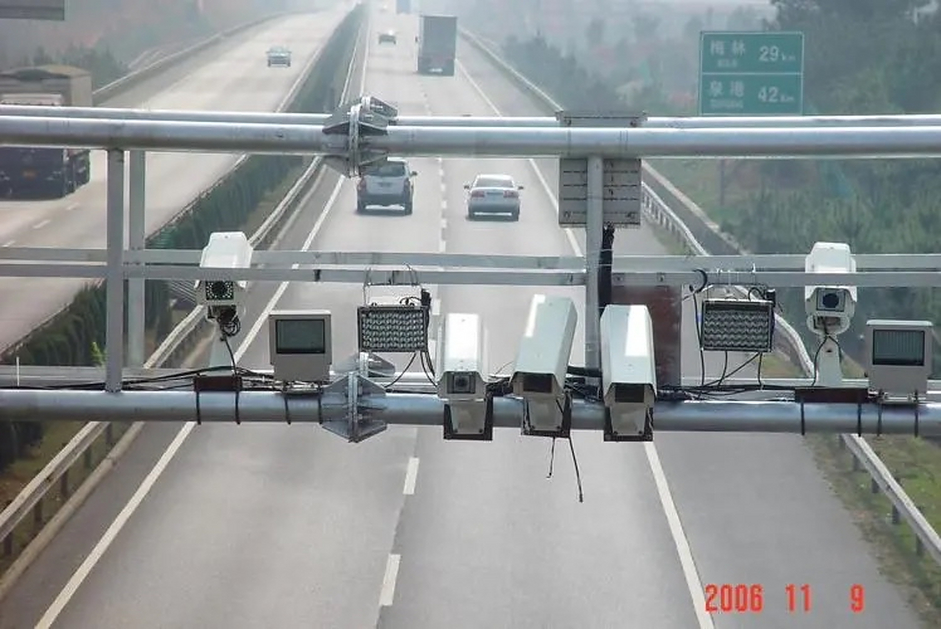 【现在我们用手机就能看到高速路上监控摄像头的实时画面啦!