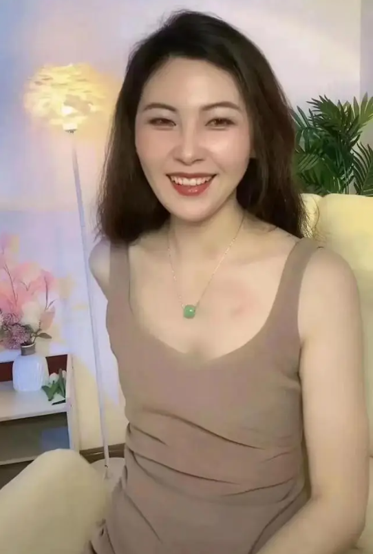 健美女模扔鞋砸裁判,真相竟是這樣?揭秘健身界的潛規則與黑幕