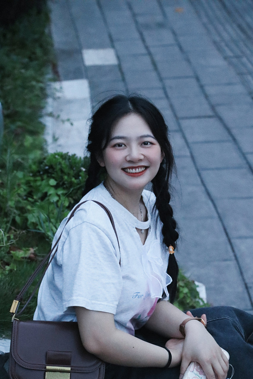 麻花辫女孩夏日写真,她的笑容太美了