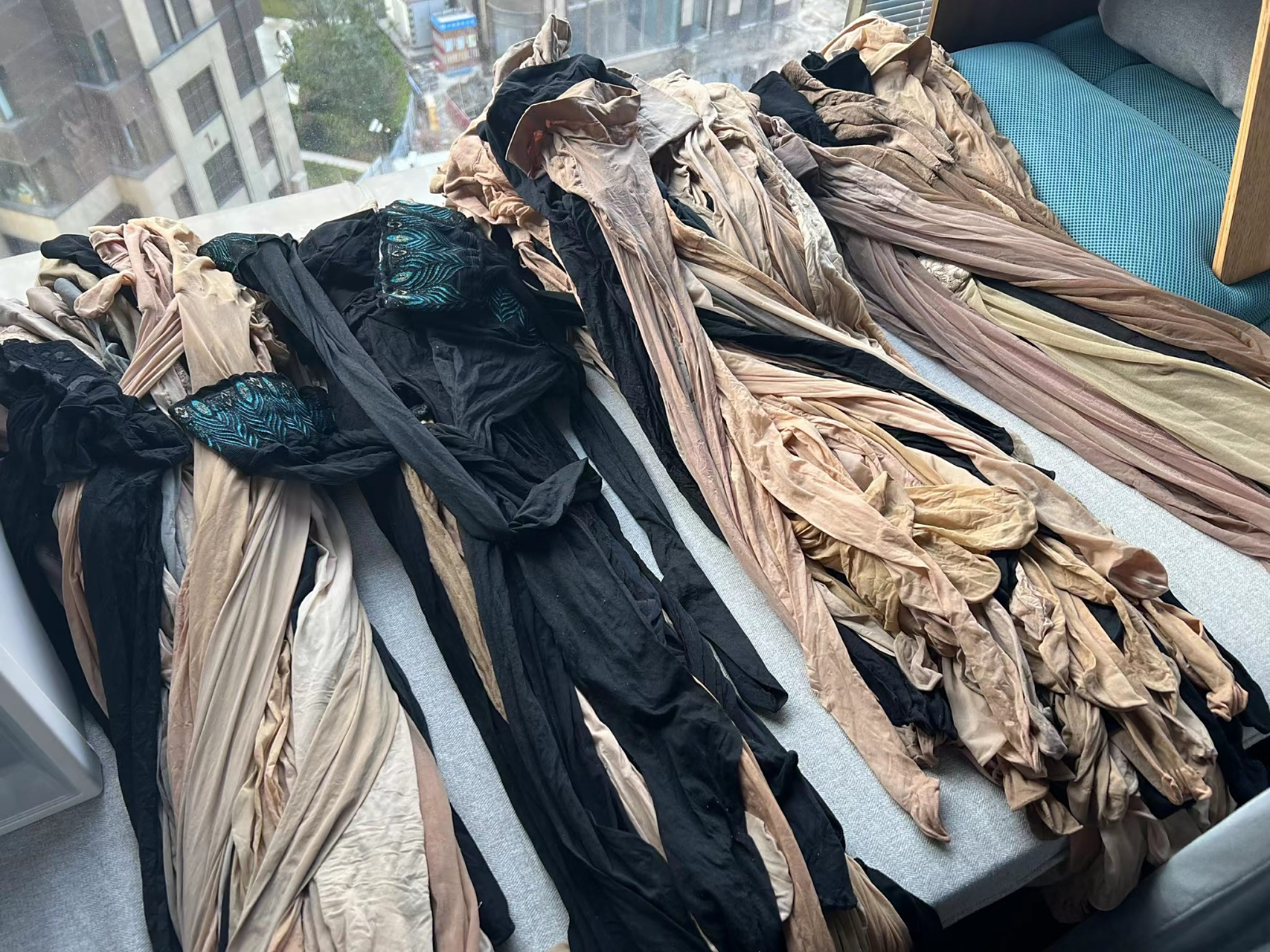 晾晾晒晒又一天,怎么看起来感觉怪怪?[笑哭]#丝袜